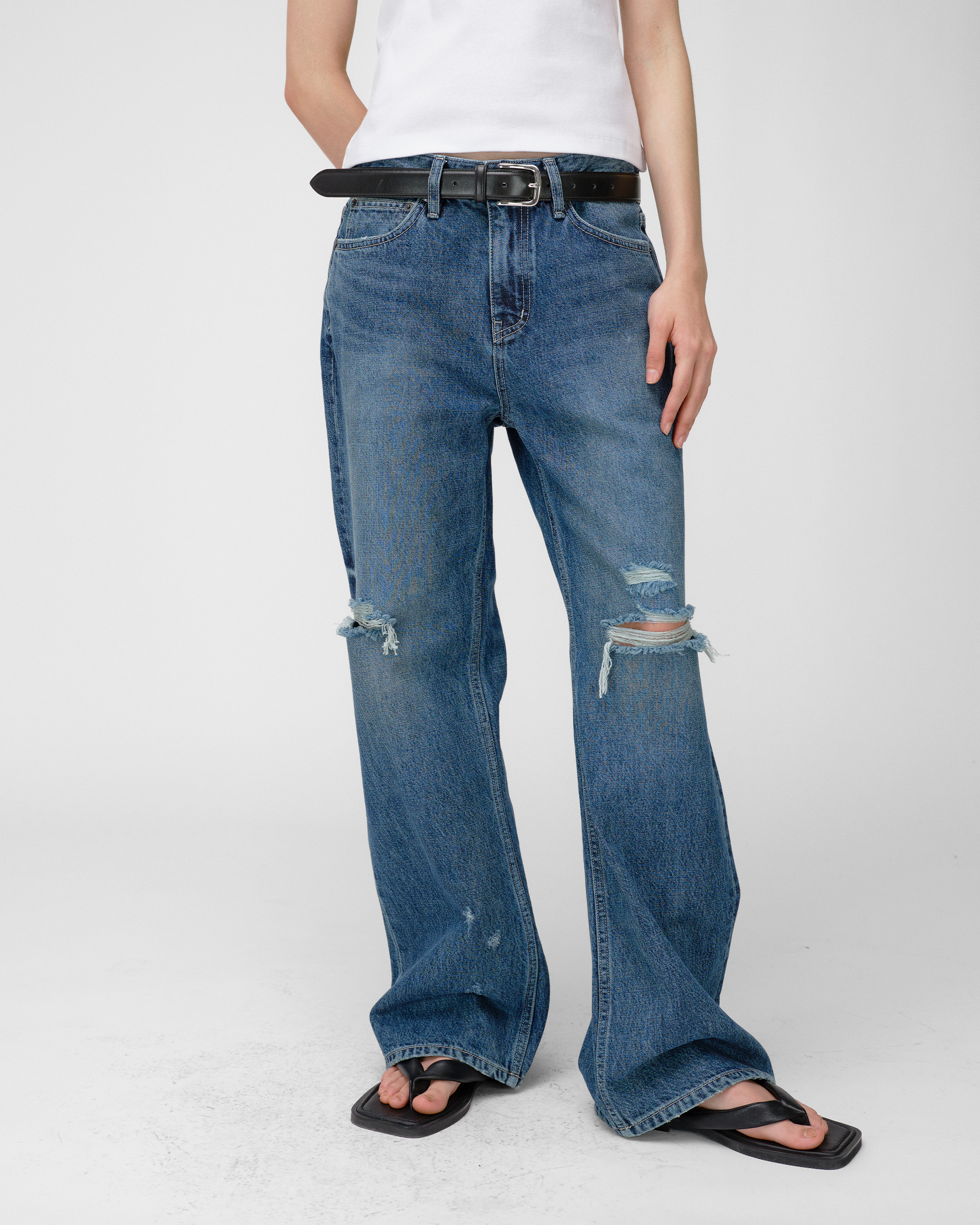 DAMAGED STRAIGHT JEANS