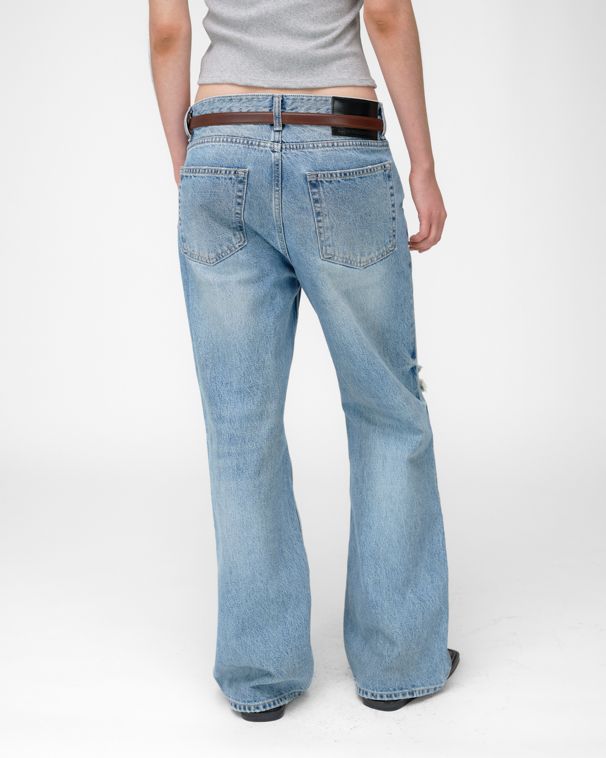 DAMAGED STRAIGHT JEANS